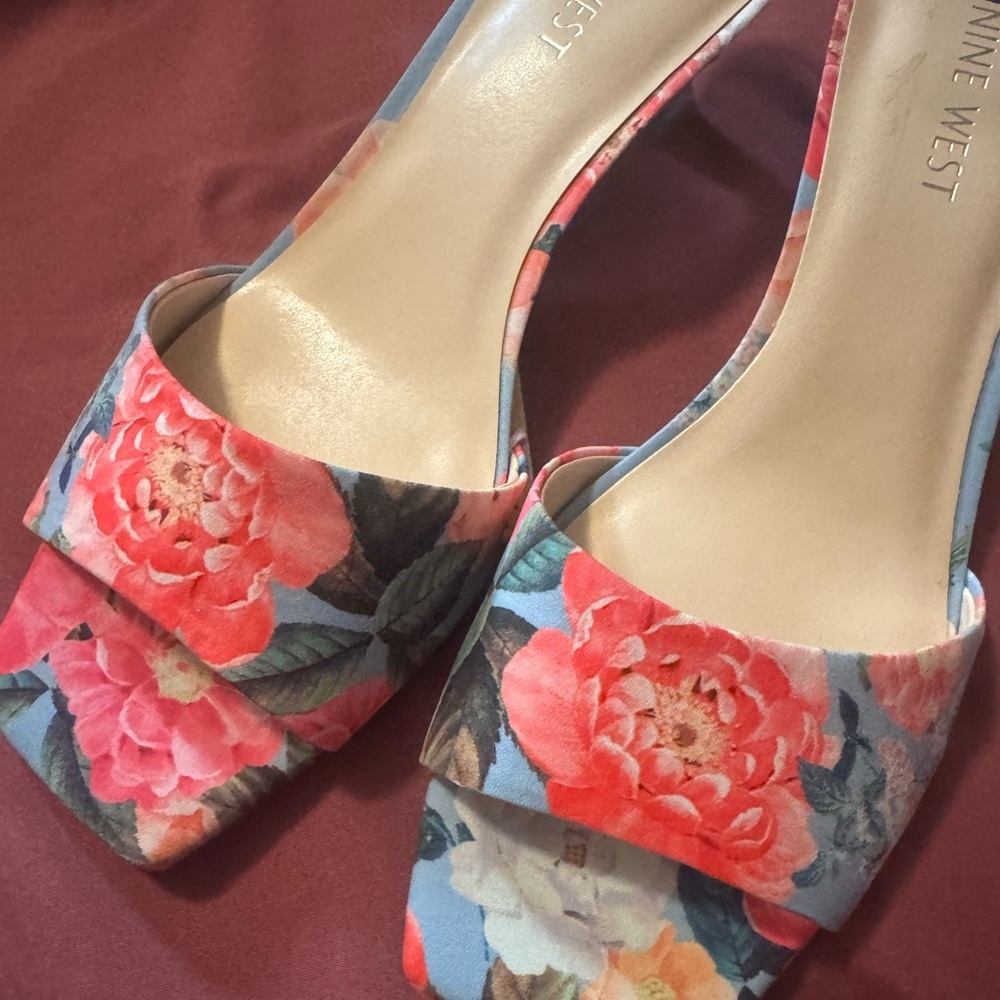 Nine West Floral kitten heel, square toe sandals - Pink and Blue🌸cute& comfy🌺